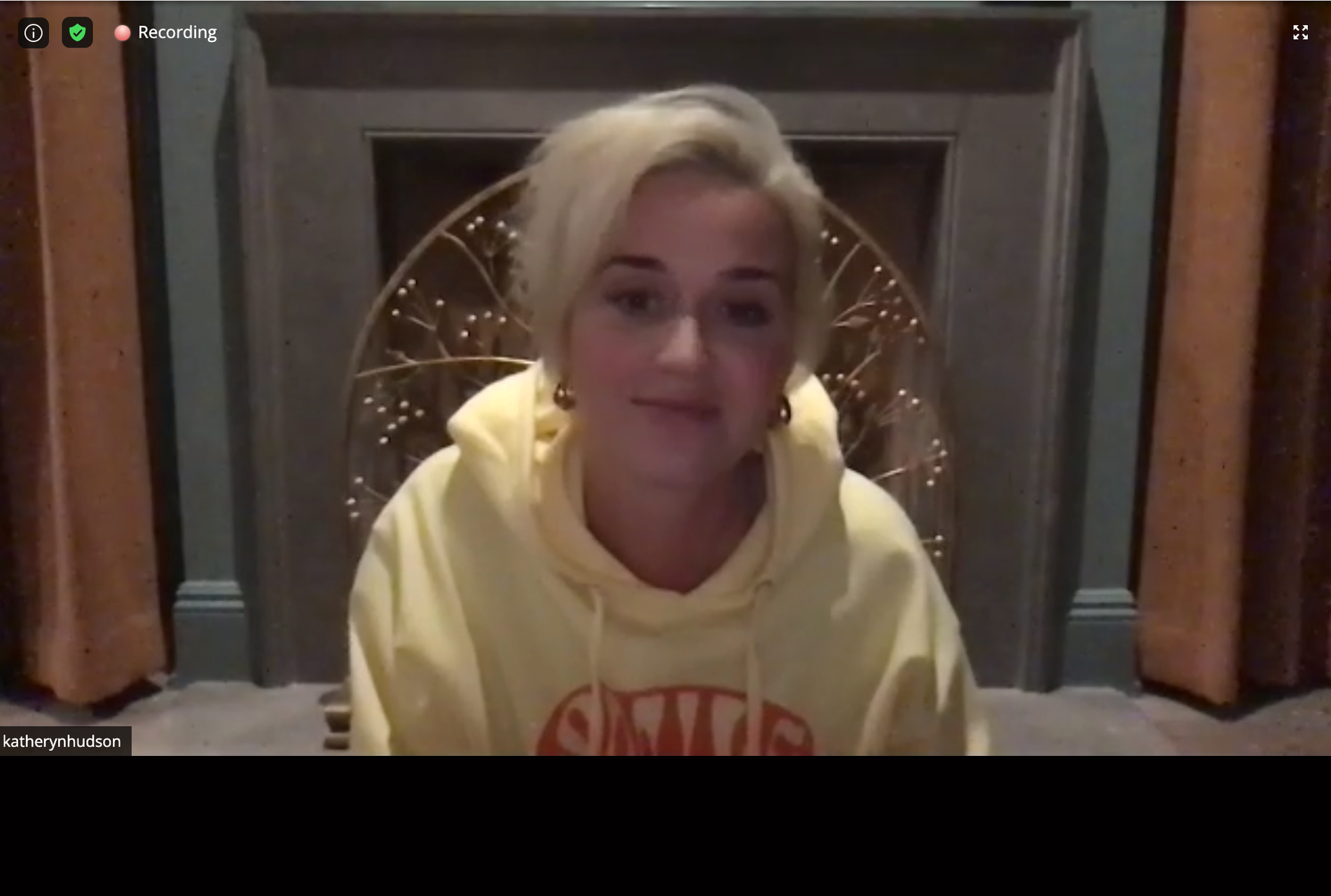 Katy Perry gör intervjuer från sitt hem i Los Angeles.