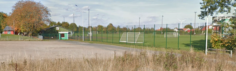Männen ska ha uppträtt hotfullt vid fotbollsplanen i Gamlegården. Bild från Google maps. 