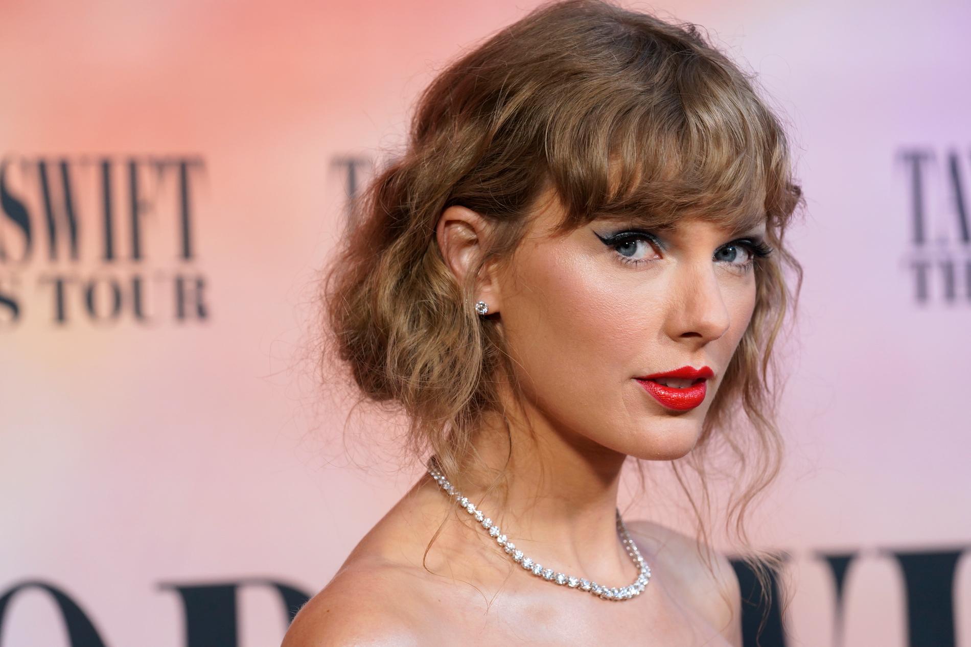 Taylor Swift på röda mattan vid filmens biopremiär i Los Angeles.