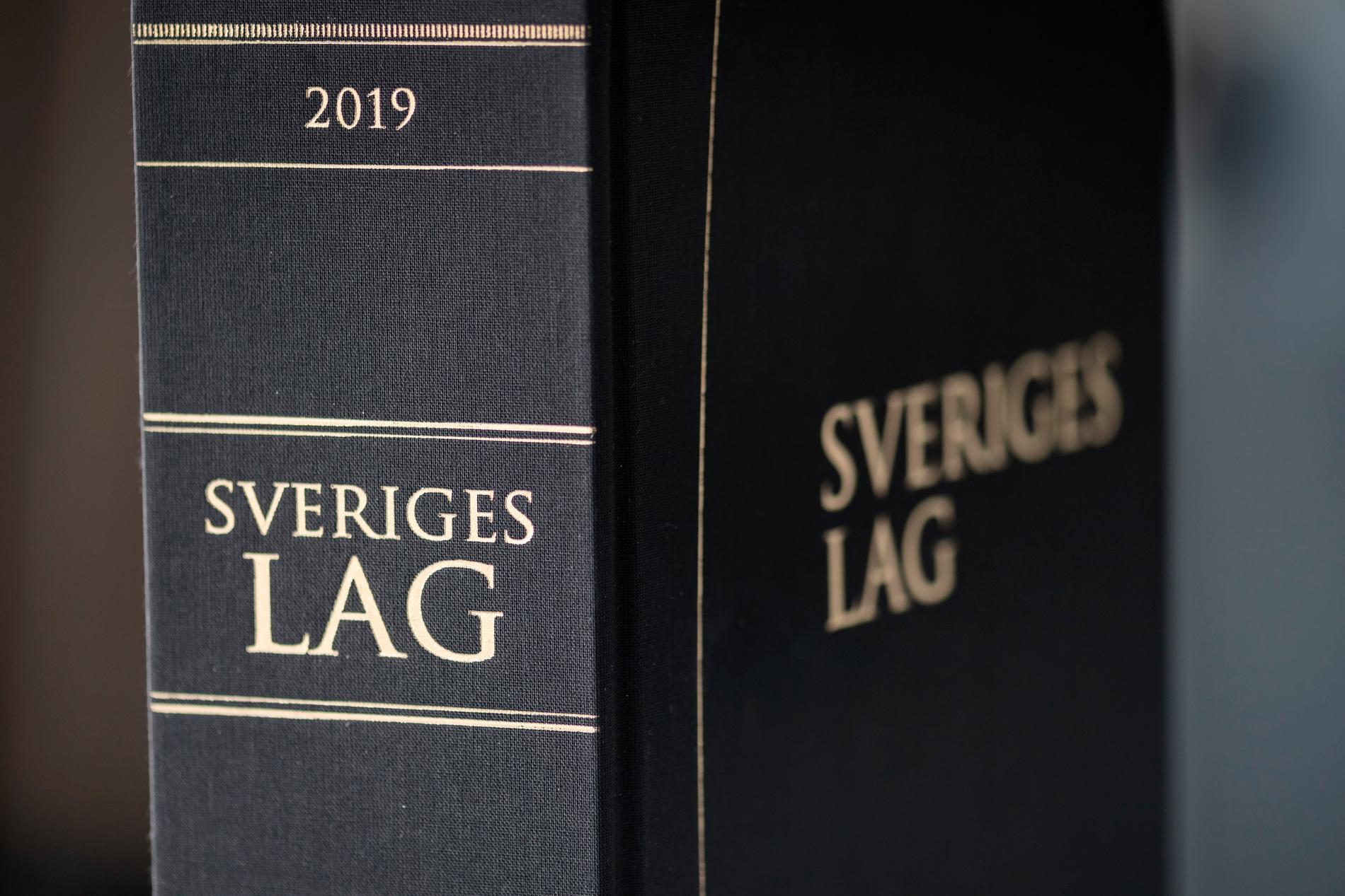 En pappa som misstänks ha utsatt två barn för misshandel i nästan två år åtalas nu vid Skaraborgs tingsrätt. Arkivbild.