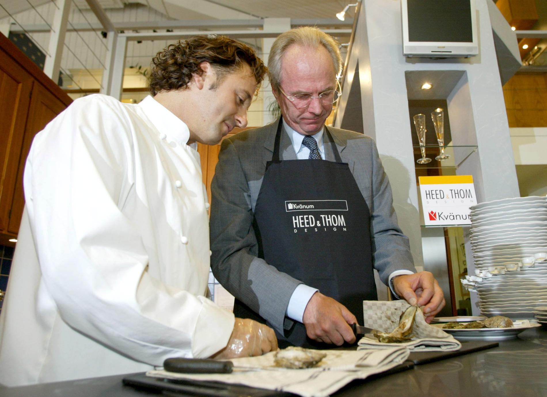 Sven ”Svennis”Eriksson får en ostronkurs av Pietro Fioriniello i Göteborg 2002.