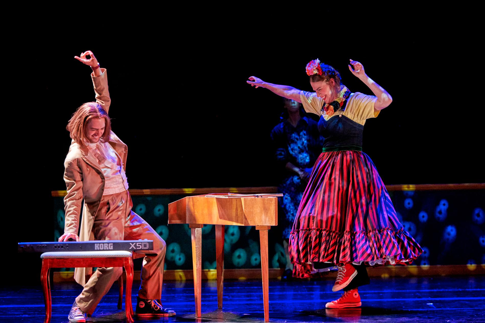 Vassilis Kavayas som förklädd Greve Almaviva och Ann-Kristin Jones som hans tilltänkta Rosina i ”Barberaren i Sevilla” på Göteborgsoperan.