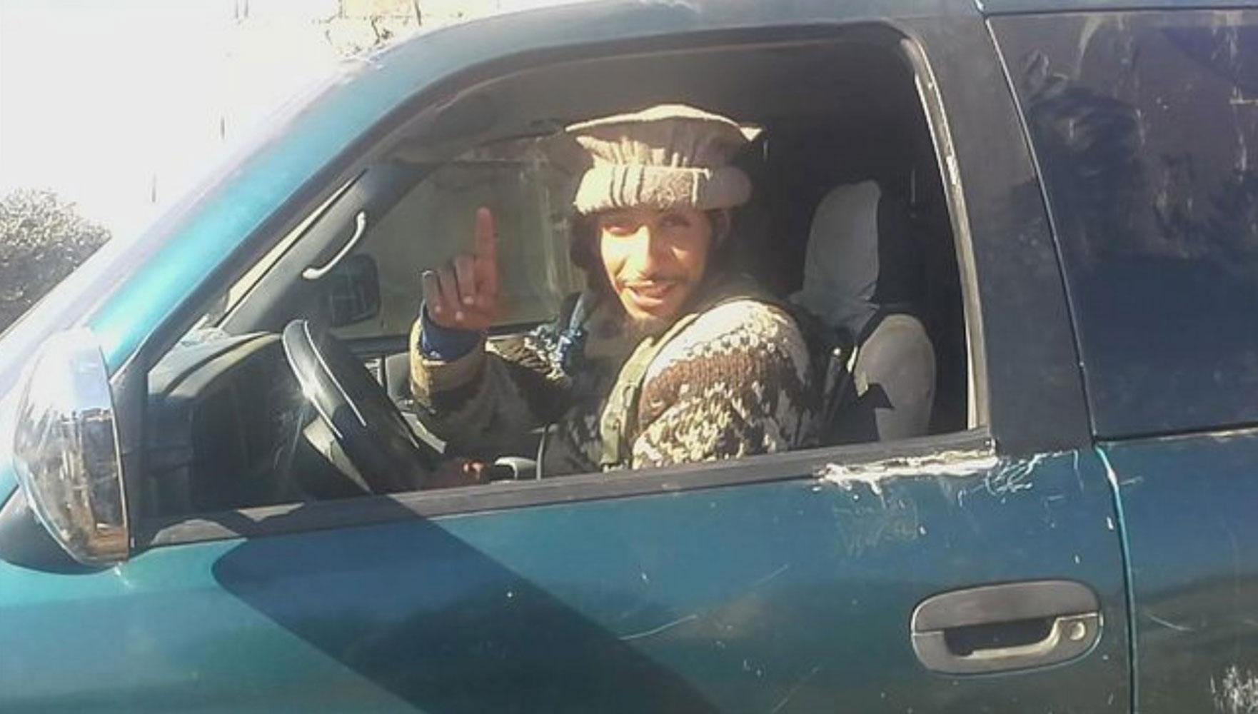 Abelhamid Abaaoud sätter sig bakom ratten.