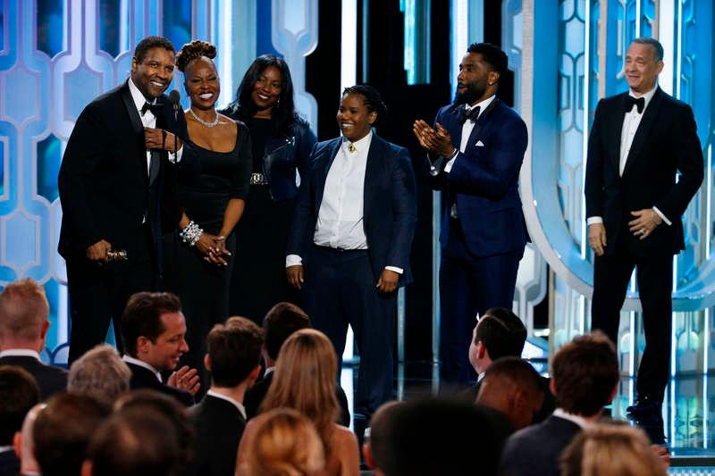 Denzel Washington tar emot pris under årets Golden Globe-gala tillsammans med sin fru Pauletta och tre av parets barn.