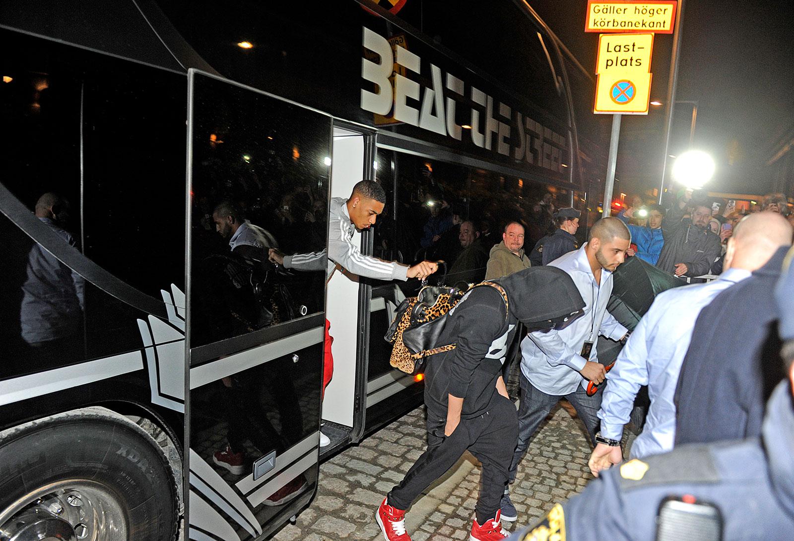 Justin Bieber på väg ur sin turnébuss under Stockholmsvistelsen.