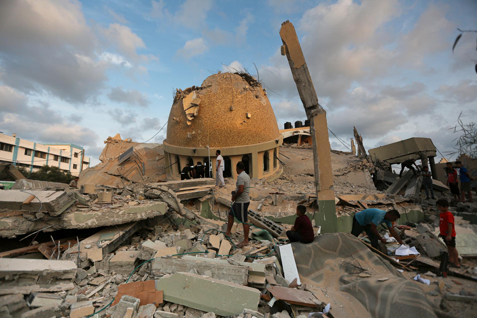 Resterna av Muhammad al-Amin-moskén som bombats på Gazaremsan..