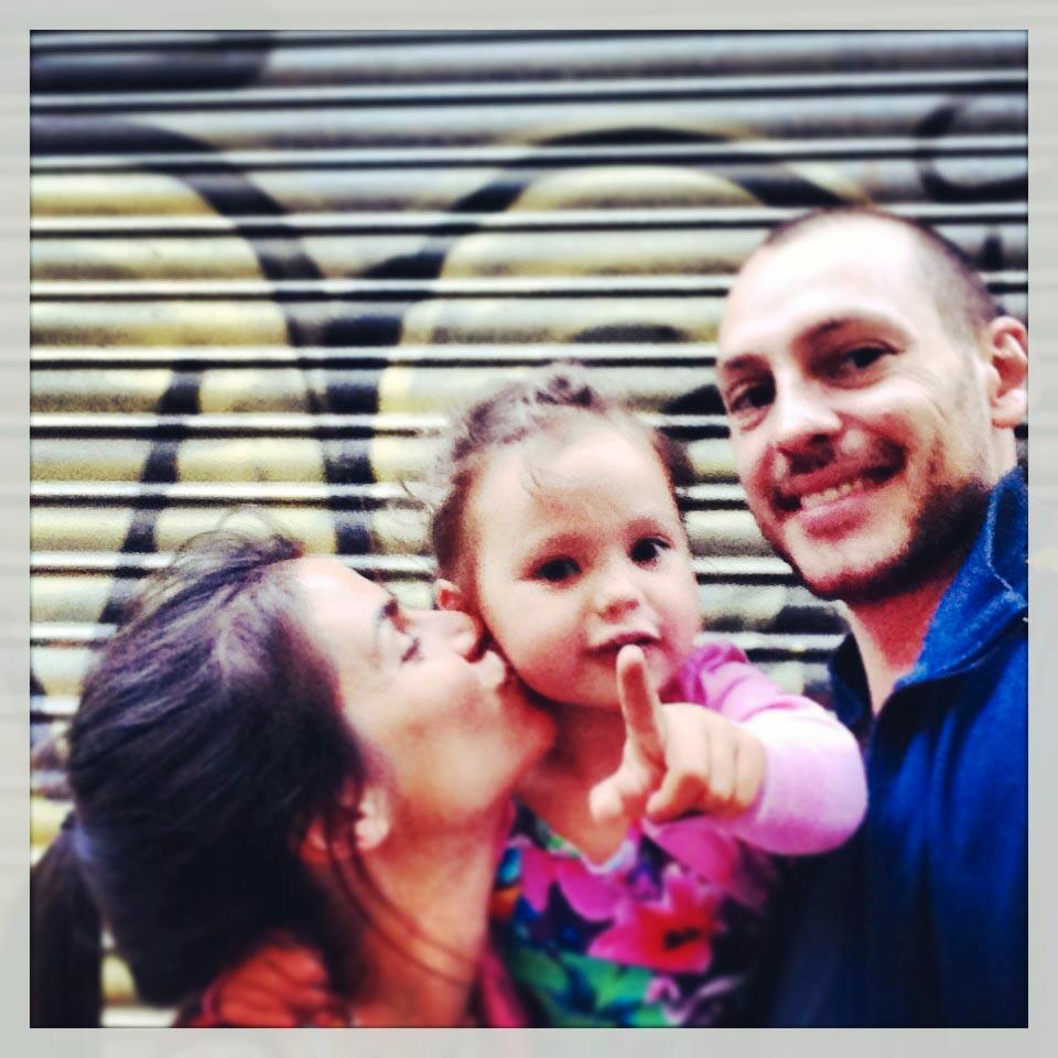 Nicolas Cardozo med flickvännen Lisa Gridelli och treåriga dottern som är strandade i Barcelona på grund av flygledarstrejken.