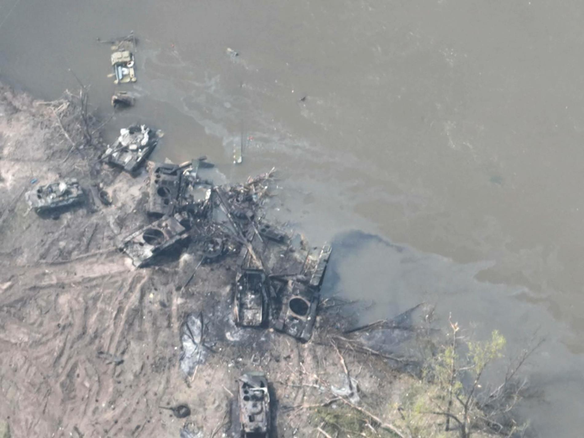 Bilderna visar utbrända stridsvagnar längs flodbanken och i terrängen runt.