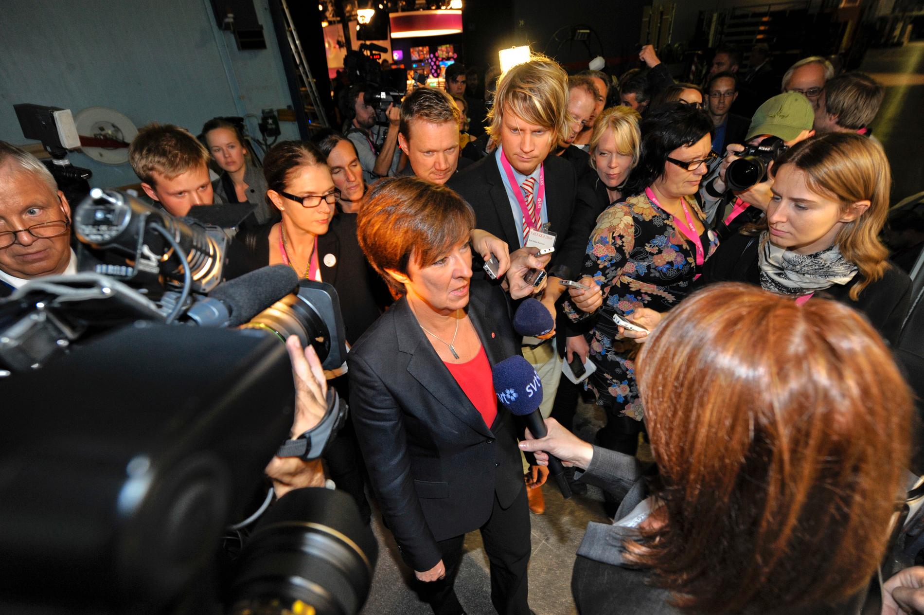 2010 Mona Sahlin omgiven av pressfolk lämnar SVT sedan hon intervjuats efter de rödgrönas valförlust.