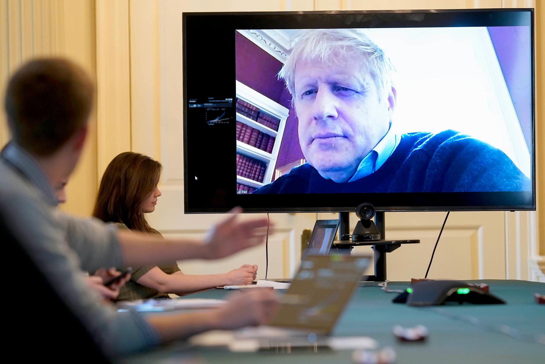 Storbritanniens premiärminister Boris Johnsson under ett videomöte i mars. Johnson vårdas nu i intensivvård. Arkivbild.