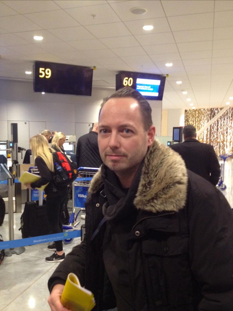 ”Ingen får komma in. Vi står vid bagageavlämningen på terminal 3 och väntar. Det är väl 250-300 personer här”, säger Peter Bergman, som är inbokad på ett flyg till Paris.