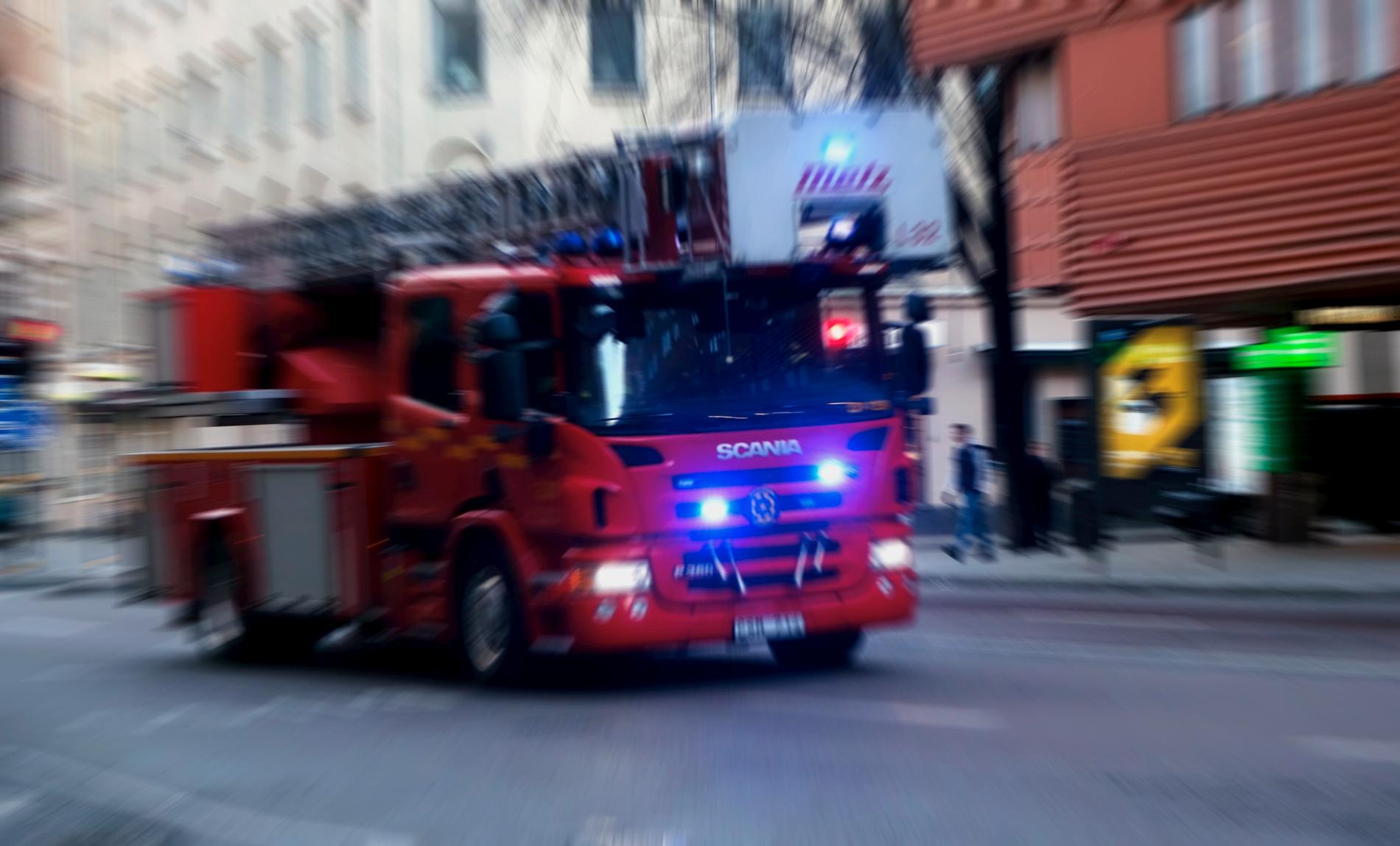 En brand utbröt på översta våningen i ett flerfamiljshus i centrala Ystad. Arkivbild.