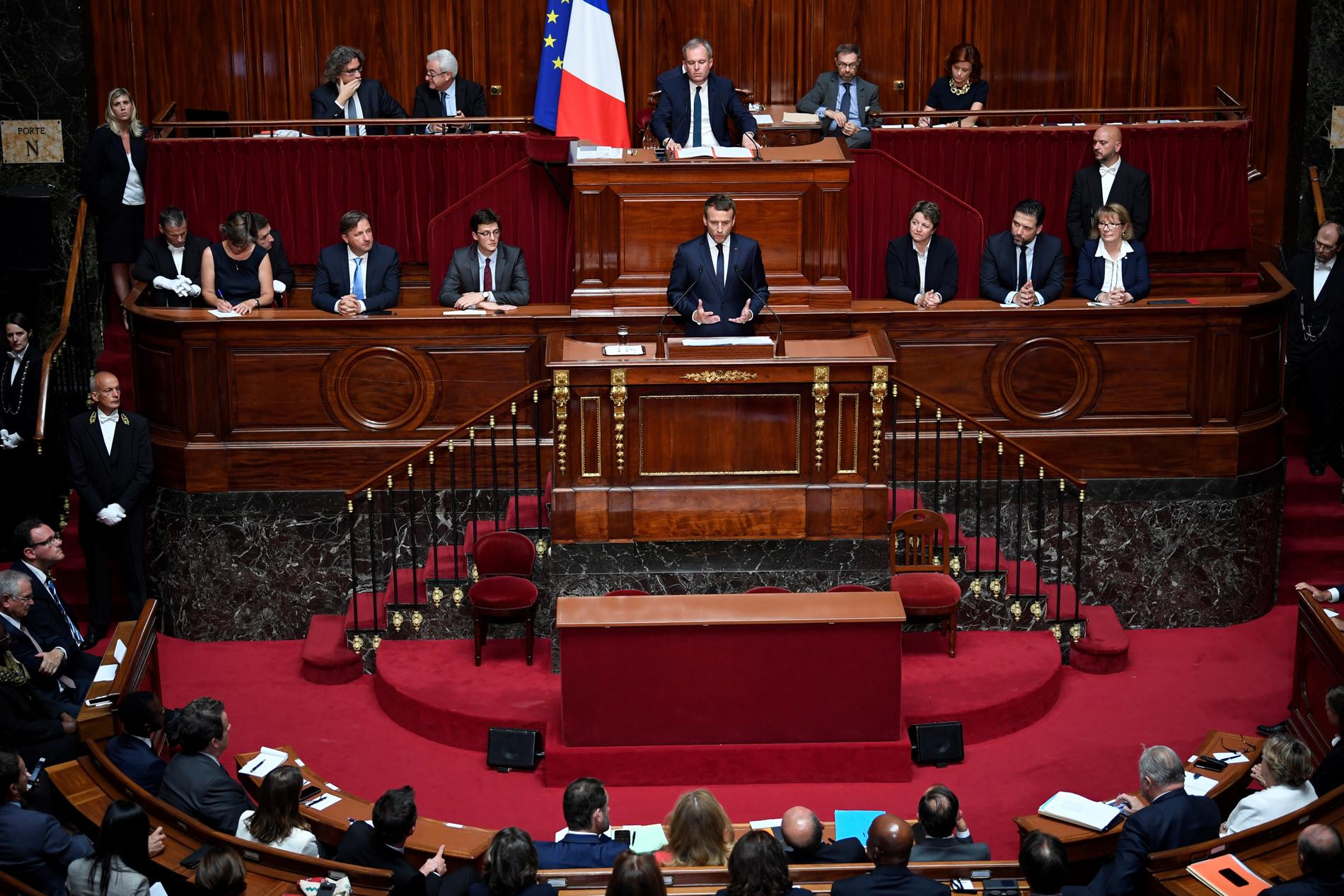 Den gripne har arbetat i senaten i Paris. Bild från när president Emmanuel Macron höll tal i det franska parlamentets båda kammare i juli förra året.