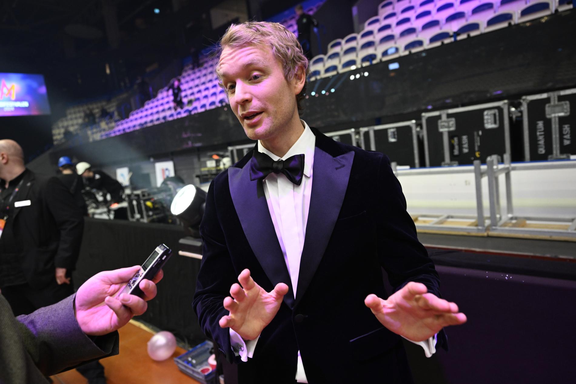 Björn Gustafsson skruvar på humorinslagen in i sista stund inför deltävlingarna i Melodifestivalen.