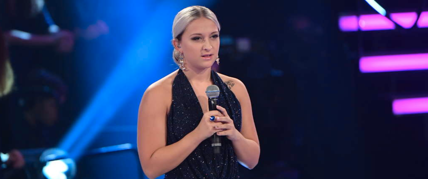 Rebecka Karlsson under fredagens ”Idol”-tävling.