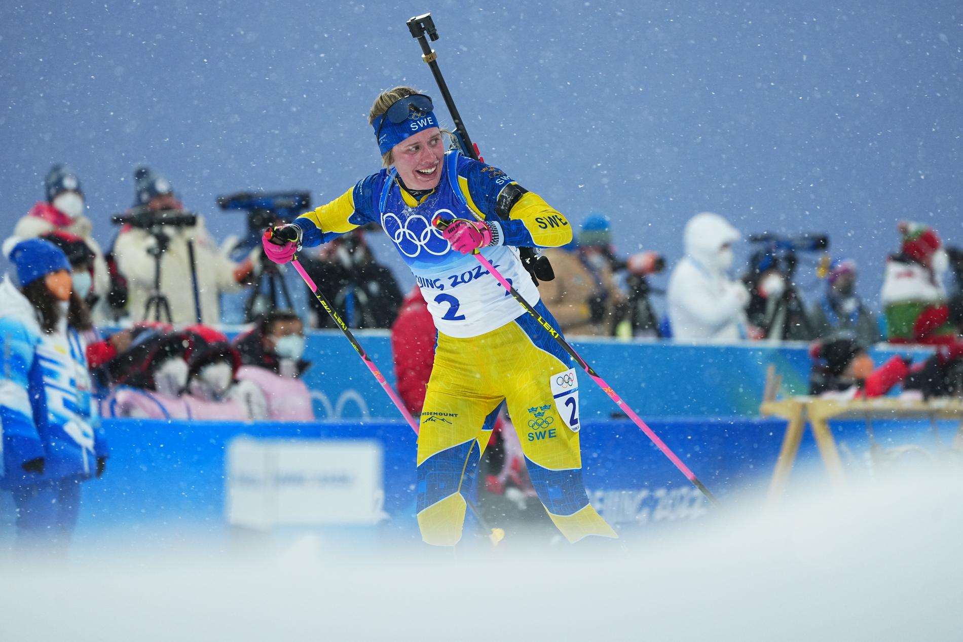 Elvira Öberg tar OS-silver i jaktstarten. 