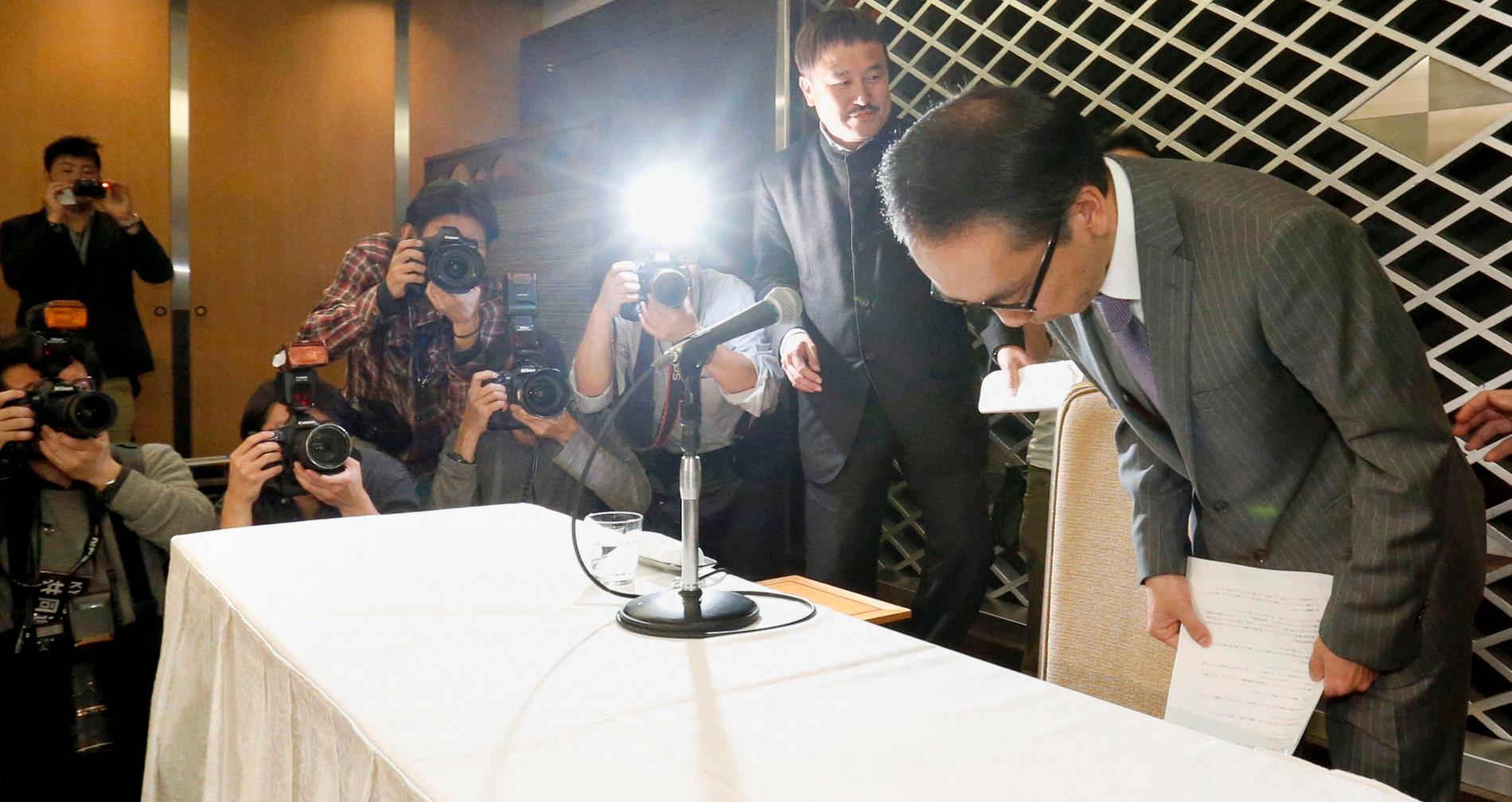 Spökskrivaren Takashi Niigaki trädde fram vid en presskonferens.