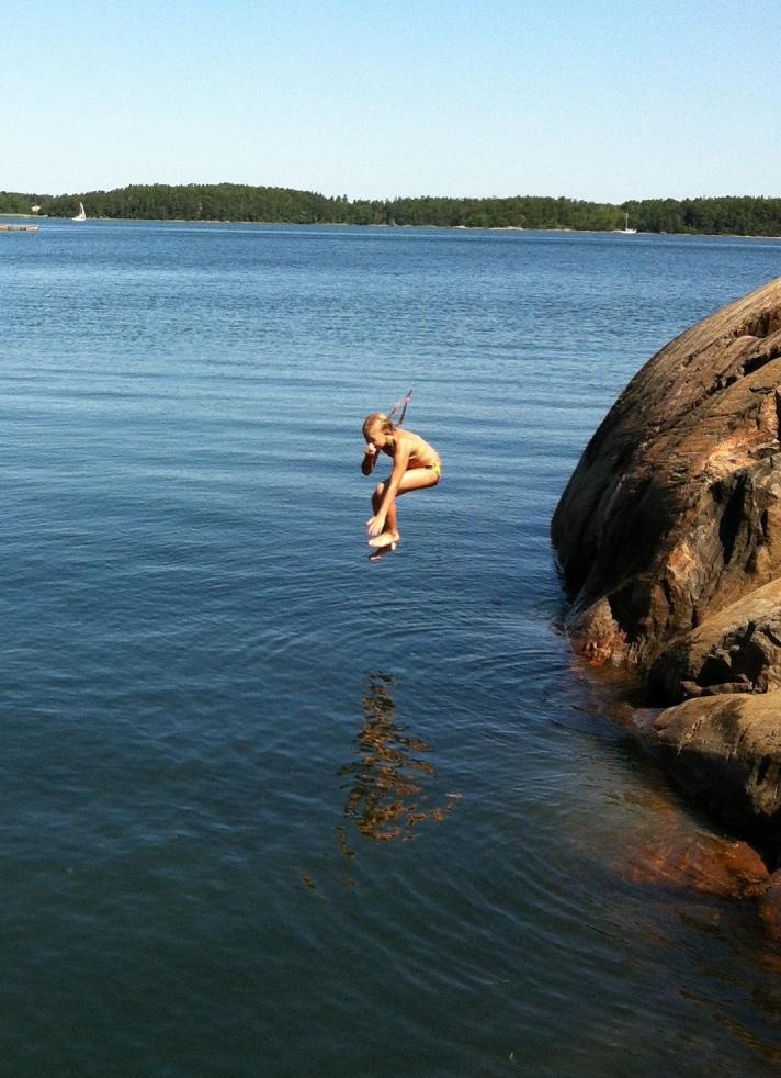 Inget går upp mot att hoppa från en klippa i Stockholms skärgård.
