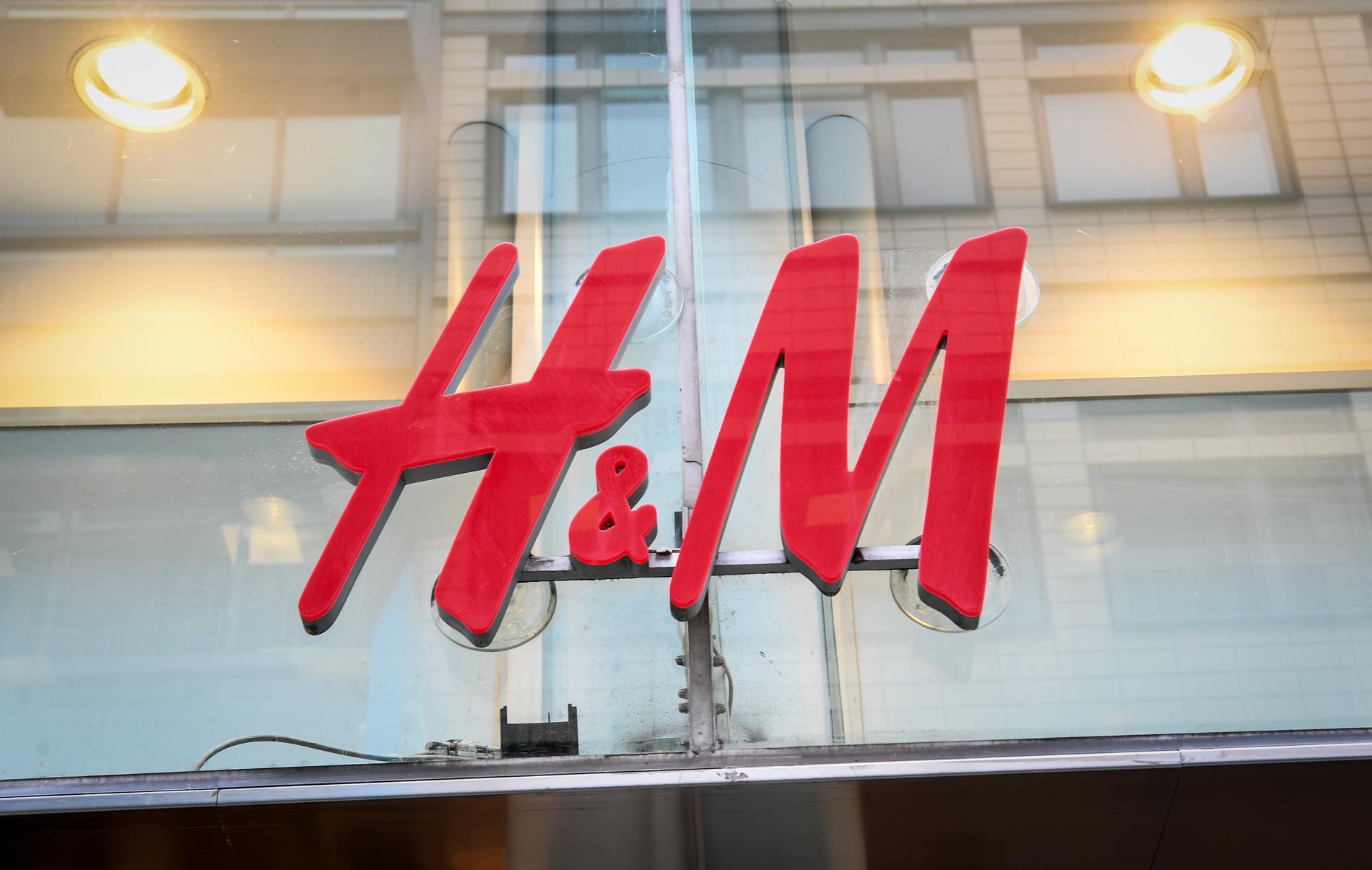 H&M stänger åtta butiker i Sverige.
