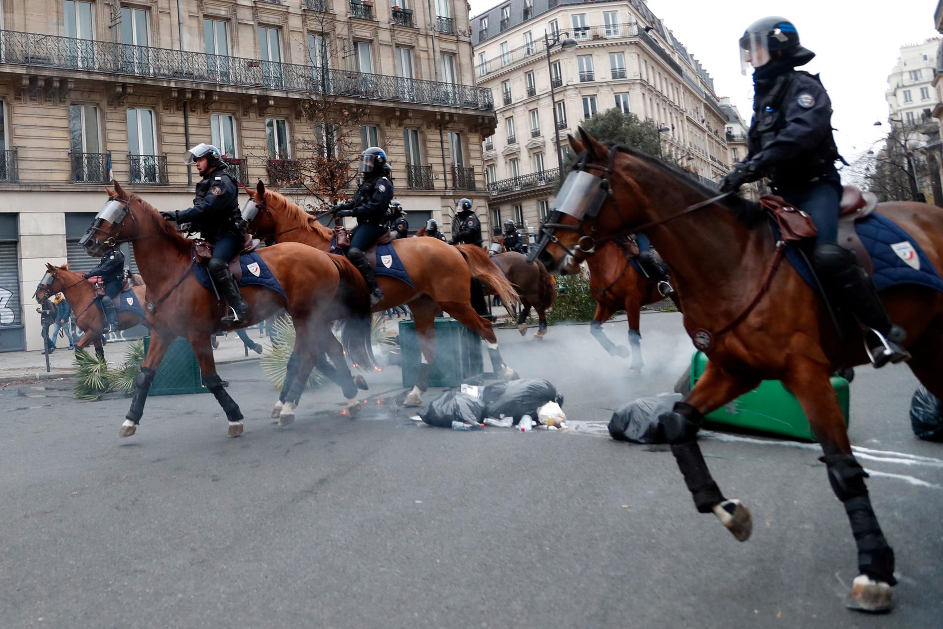 Poliser till häst drabbar samman med demonstranter.
