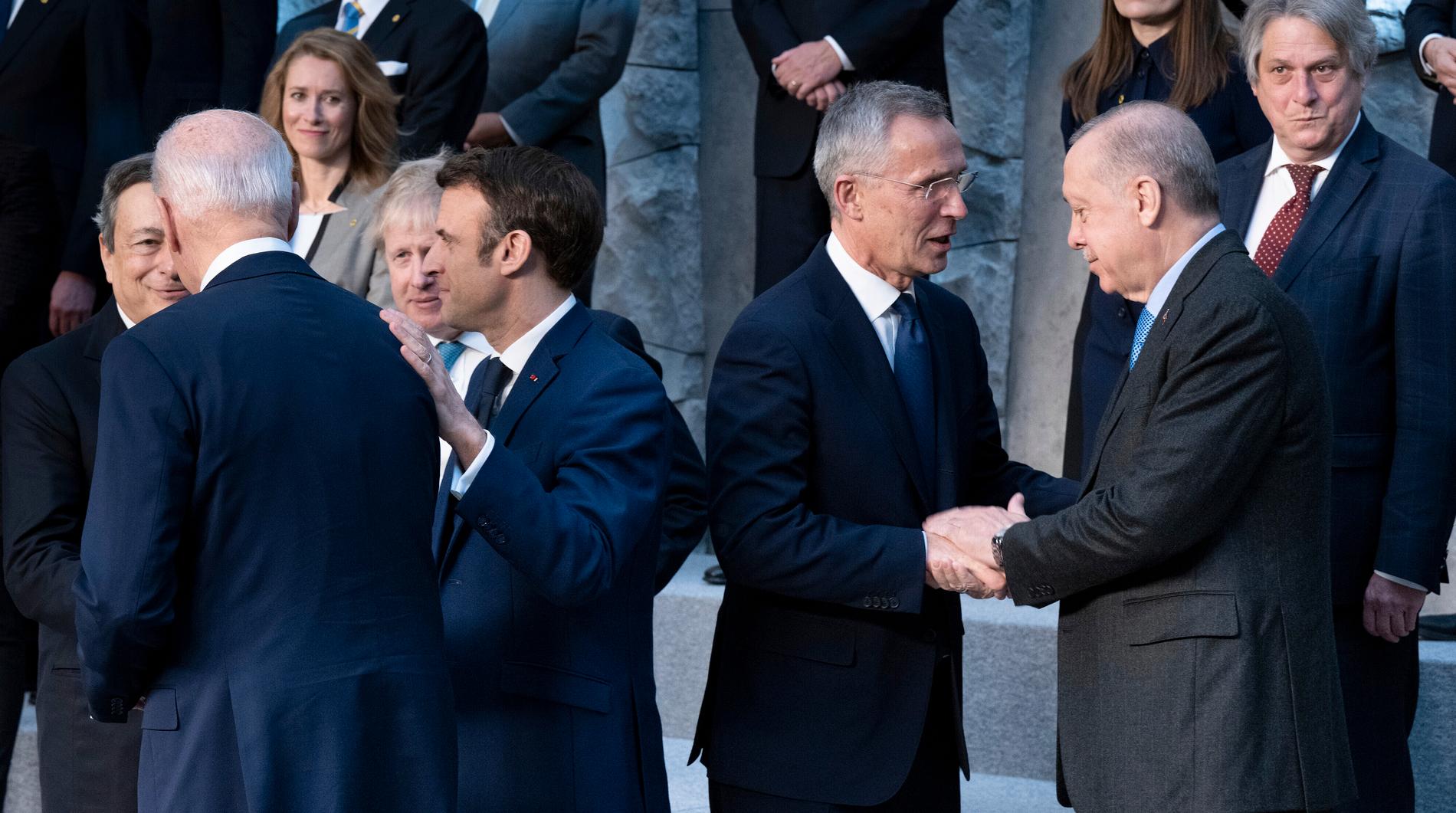 Till höger: Turkiets president Erdogan i handslag med Natos generalsekreterare Jens Stoltenberg. Arkivbild från den 24 mars.