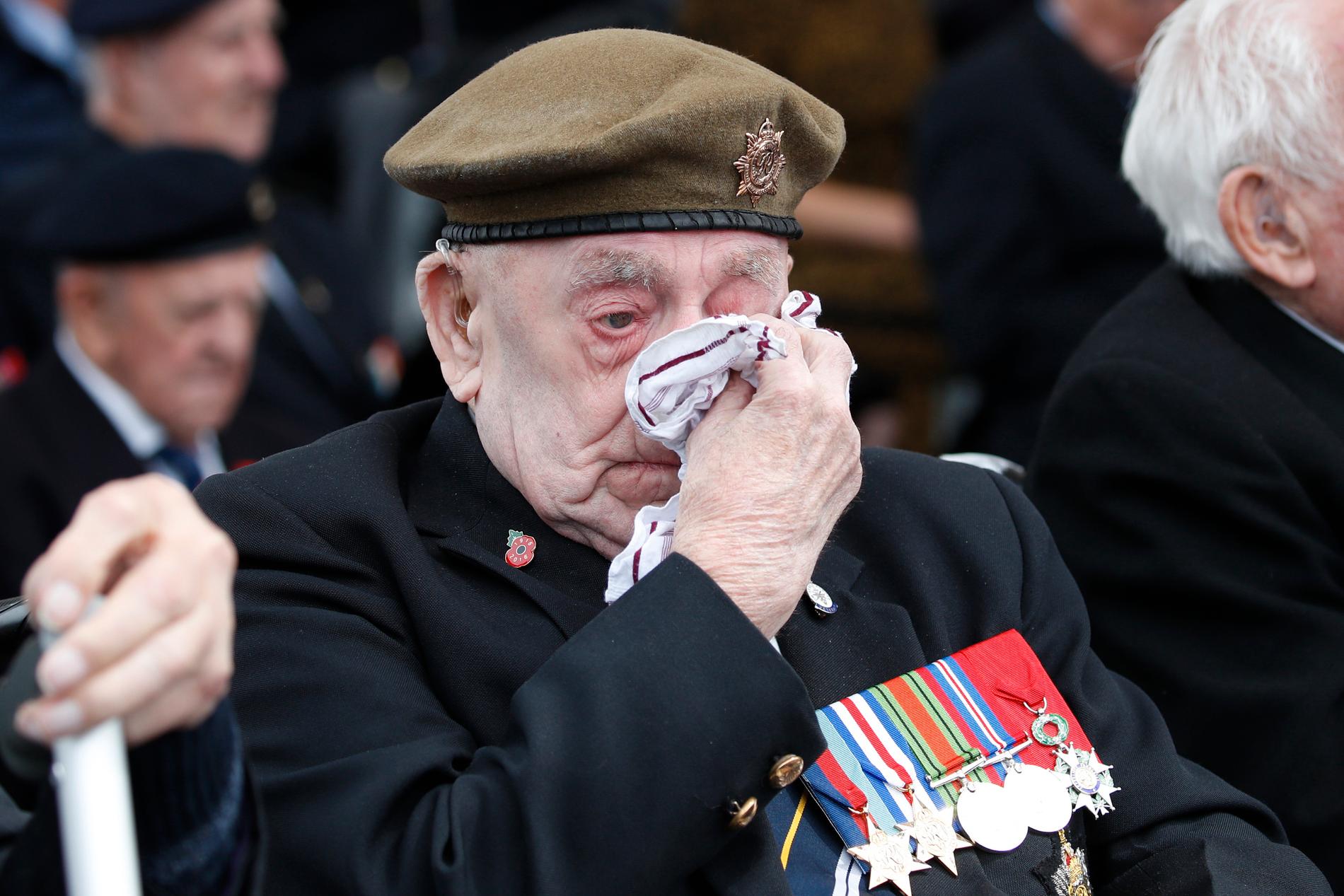 En av veteranerna som deltar i högtidlighållandet av D-dagen för 75 år sedan D-dagen torkar en tår.