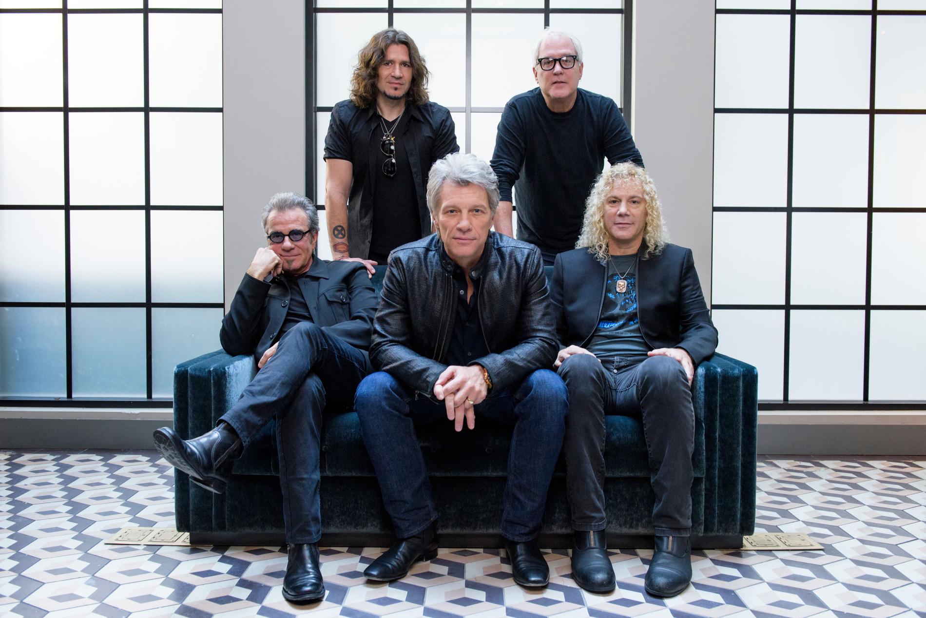 Phil X, Hugh McDonald, Tico Torres, Jon Bon Jovi och David Bryan valdes in i Rock and Roll Hall of Fame tidigare i år. Arkivbild.