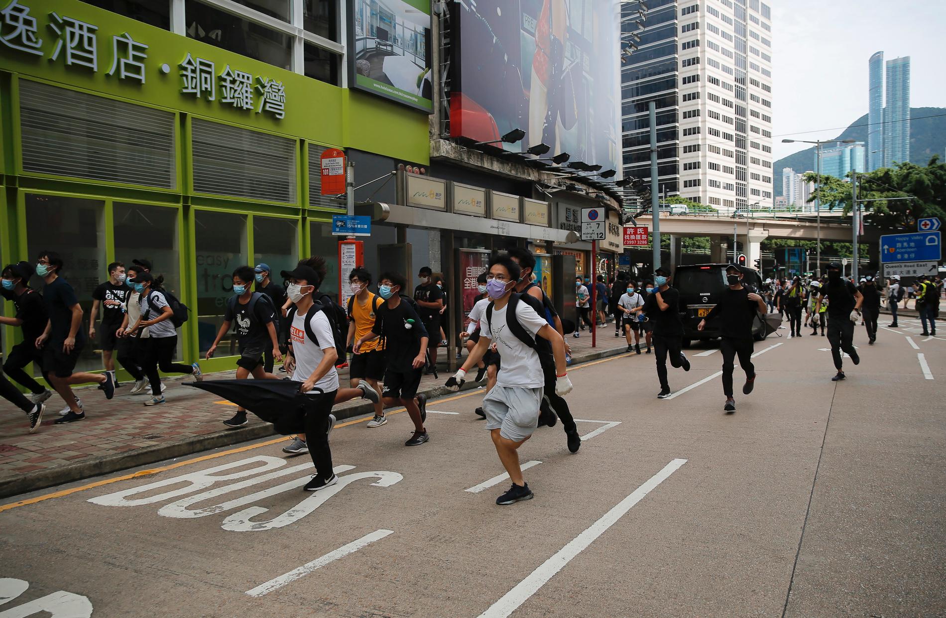 Demonstranter jagas av polis i Hongkong under helgens protester.