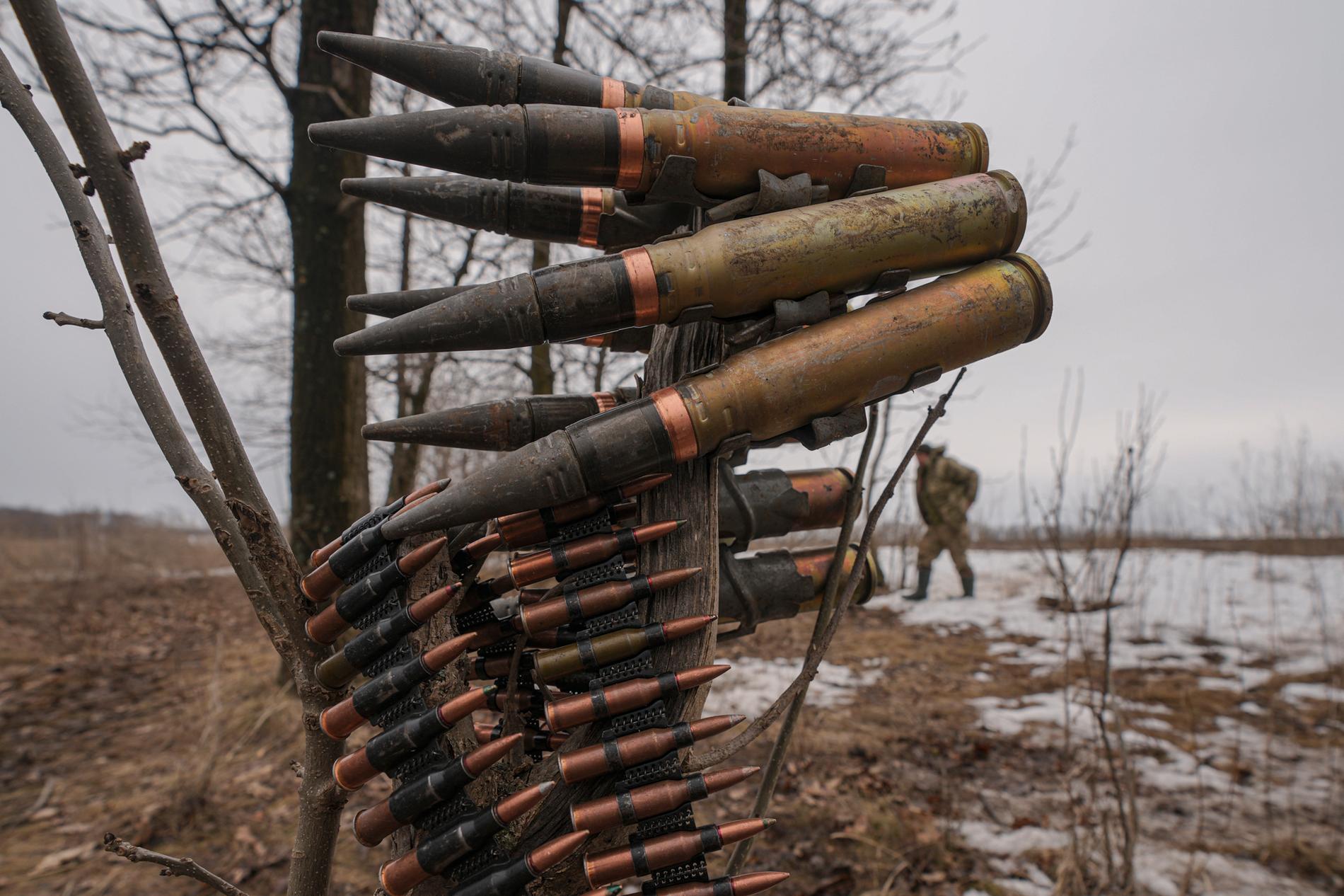 ”Jag kallar in alla män som kan hålla i ett vapen”, säger Denis Pusjilin, separatistledare i Donetsk. Bilden från ”Joint Forces Operation” i Donetsk.