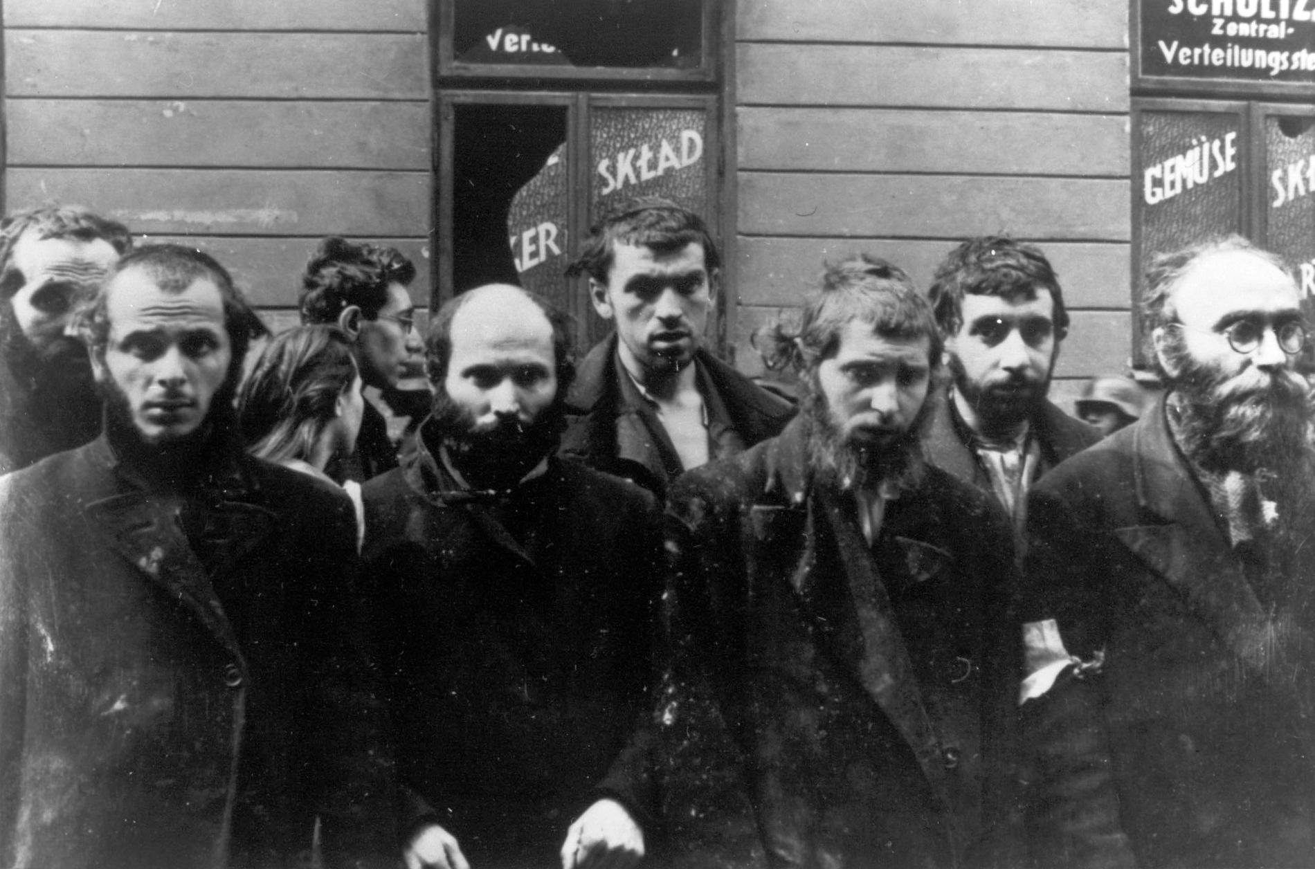 I april eller maj 1943 arresteras en grupp judar av tyska SS-soldater efter ett uppror i de judiska kvarteren. Revolten  slutade med döden för de flesta men blev en symbol för motståndet mot nazisterna.