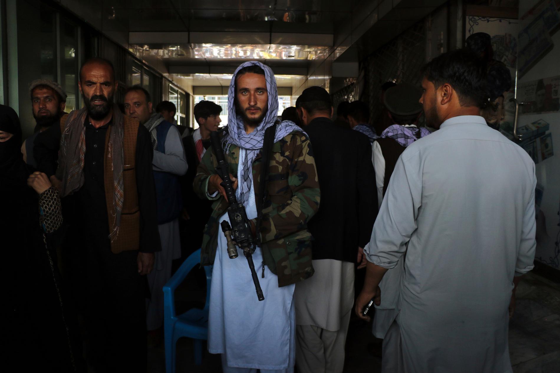 Talibaner vaktar en av de svarta marknaderna i Kabul.