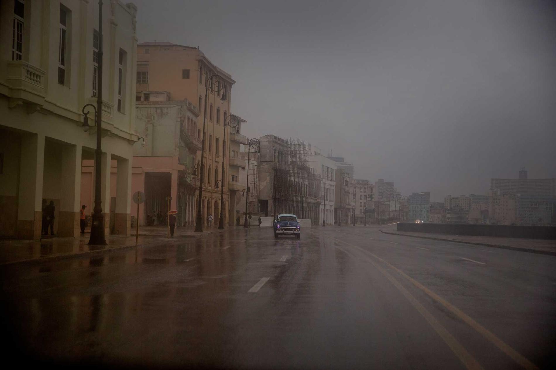 Gatorna runt Havanna låg öde i det regniga vädret då större delan av gamla Havanna var avspärrat.