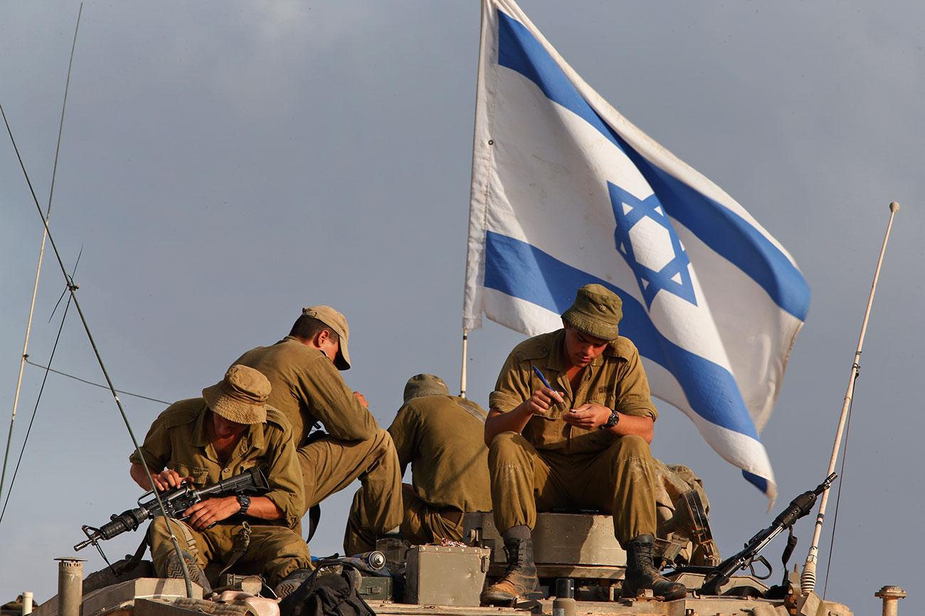 Israeliska soldater vid gränsen till Gaza under konflikten sommaren 2014.