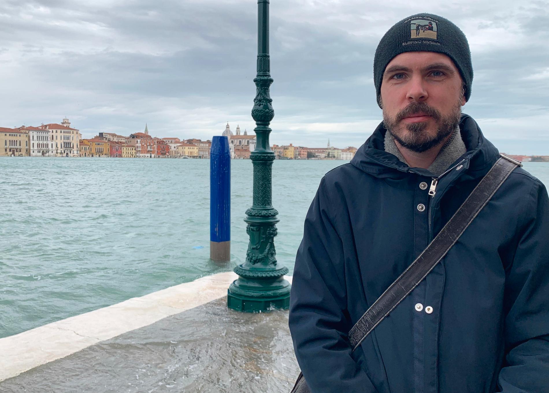 42-årige Christian Carrwik säger att vattnet går upp till vaderna intill hans hotell på ön Giudecca i Venedig.
