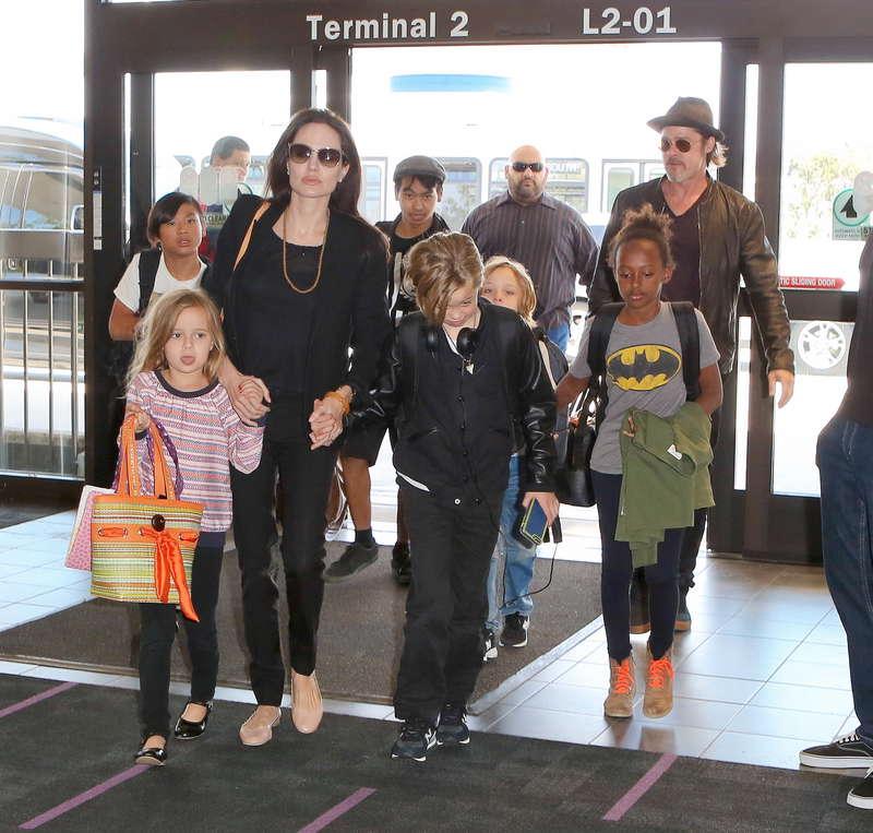 Familjen på flygplatsen i Los Angeles, där de tog planet till Europa.
