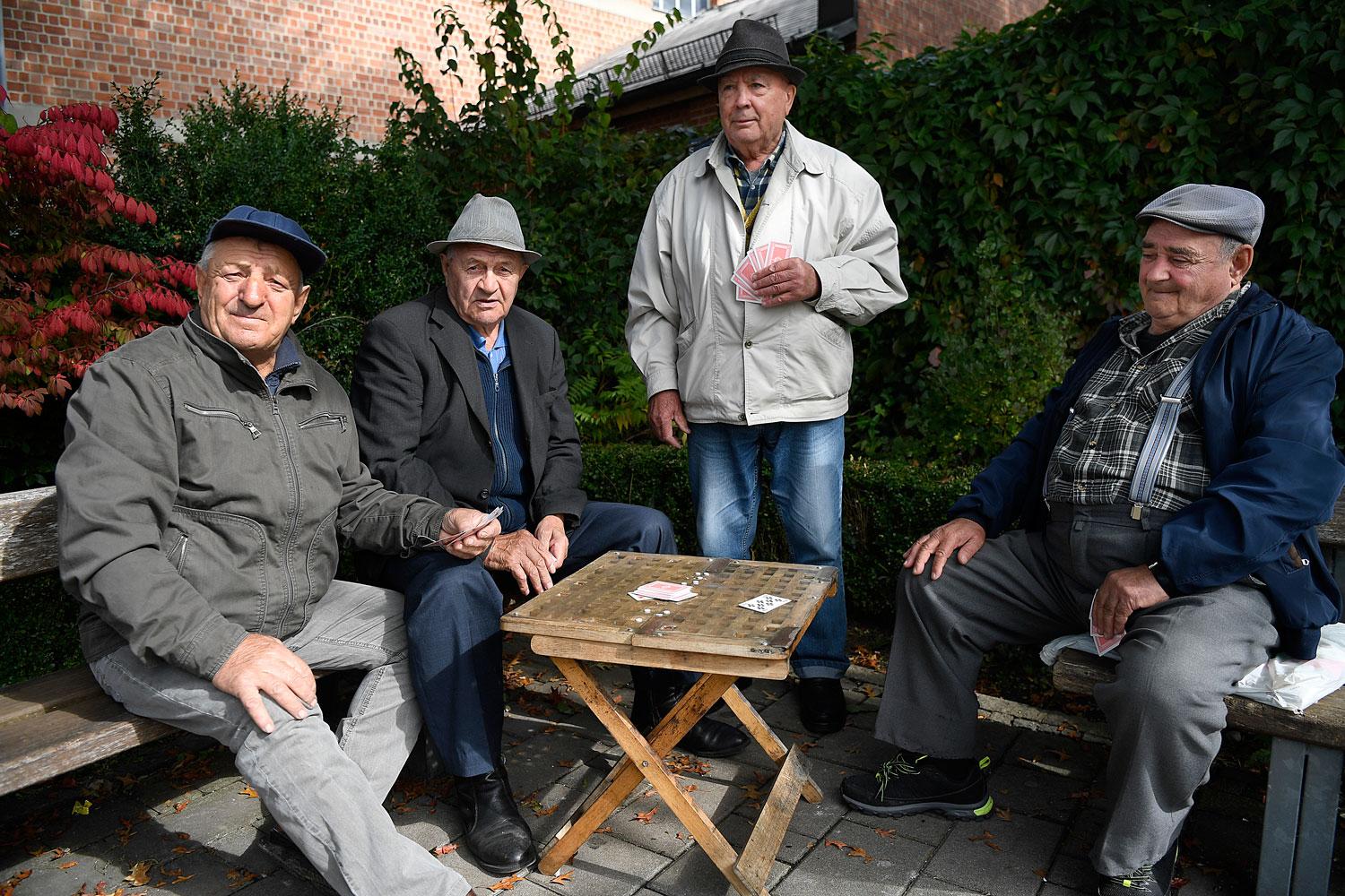 De äldre männen kom till Traunreut som flyktingar efter andra världskriget. Ändå ser de med ogillande på de nyanlända.