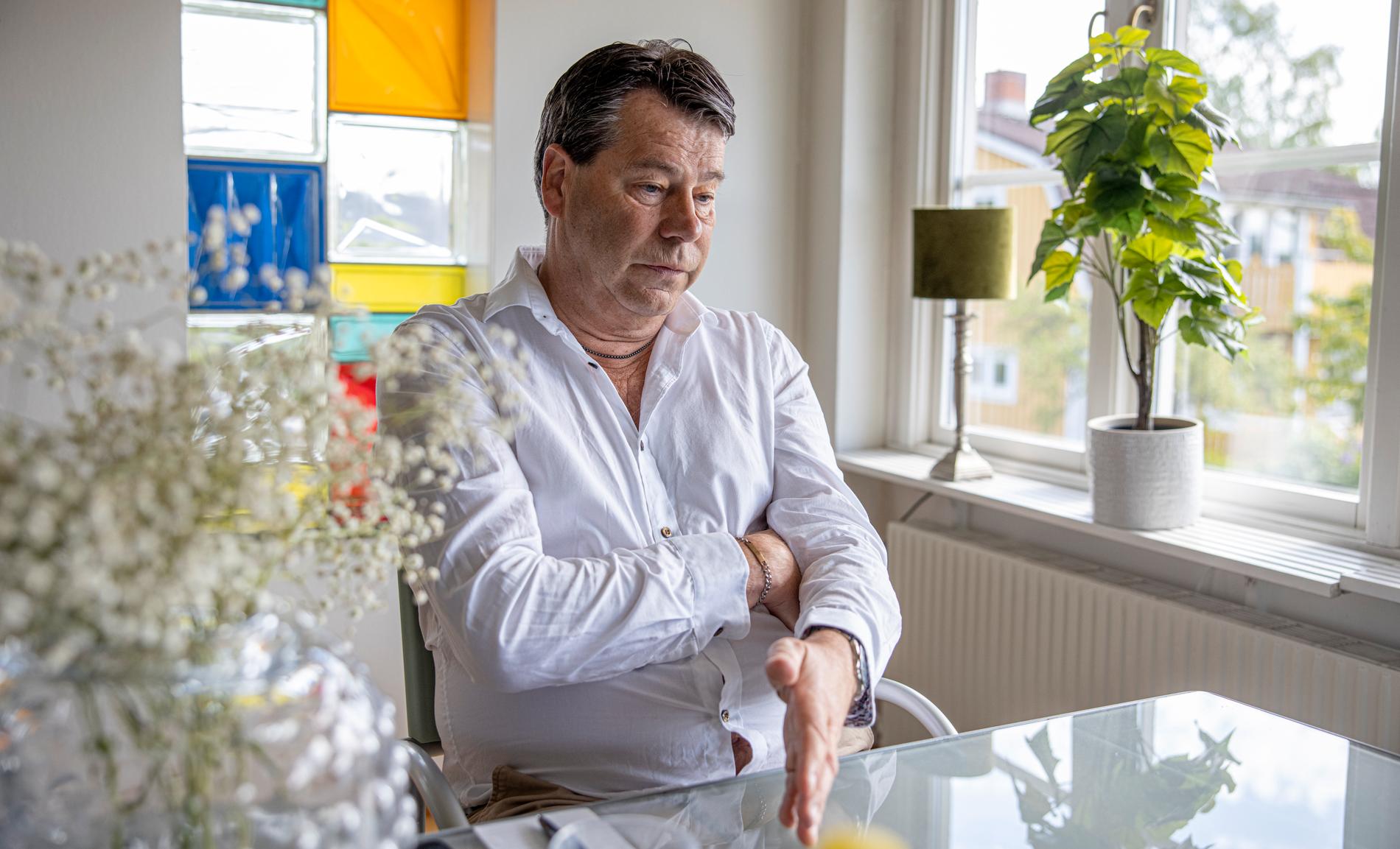 Efter 35 år i statens tjänst är chefsåklagare Stefan Lundberg sliten, sjukskriven med sömnproblem och ångest. ”Akut stressreaktion” är läkarnas diagnos.