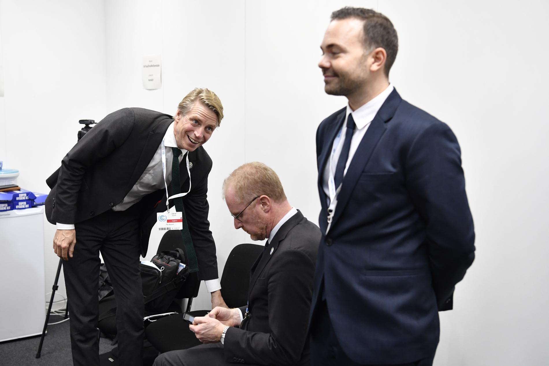 Sveriges miljö- och klimatminister Per Bolund (tv) tillsammans med Sveriges chefsförhandlare Mattias Frumerie (mitten) och Christoffer Nelson, biträdande chefsförhandlare. 