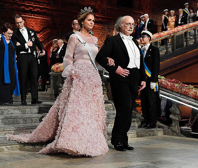 Prinsessan Madeleine anlände till Nobelfesten 2016 i Blå hallen med fysikpristagaren Duncan Haldane. Prinsessan kommer till årets fest – men hennes man Chris O’Neill stannar hemma med barnen.