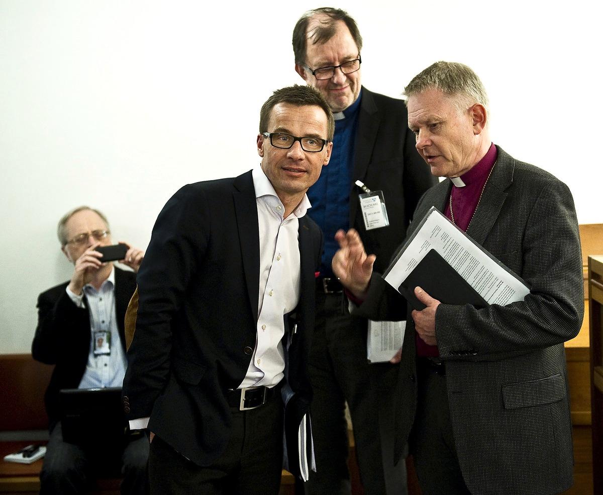 Ärkebiskop Anders Wejryd, till höger, träffade i går socialförsäkringsminister Ulf Kristersson (M). Med orden ”det är bråttom” inledde han protesten Sveriges Kristna Råd riktar mot regeringens sjukförsäkringsreform.