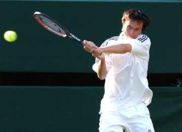 Svenske sensationsmannen Robin Söderling hade inte mycket att hämta mot grässpecialisten och hemmafavoriten Tim Henman i tredje omgången av Wimbledon.
