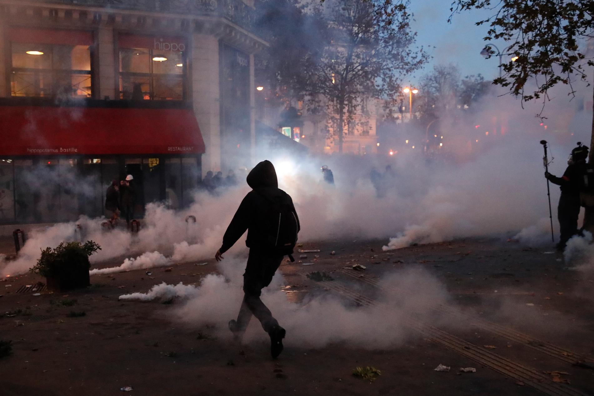 Demonstrationerna runt om i Frankrike på lördagen för pressfrihet och mot ett lagförslag om förbud att sprida bilder på poliser i tjänst var mestadels fredliga men i vissa fall utbröt våldsamheter.