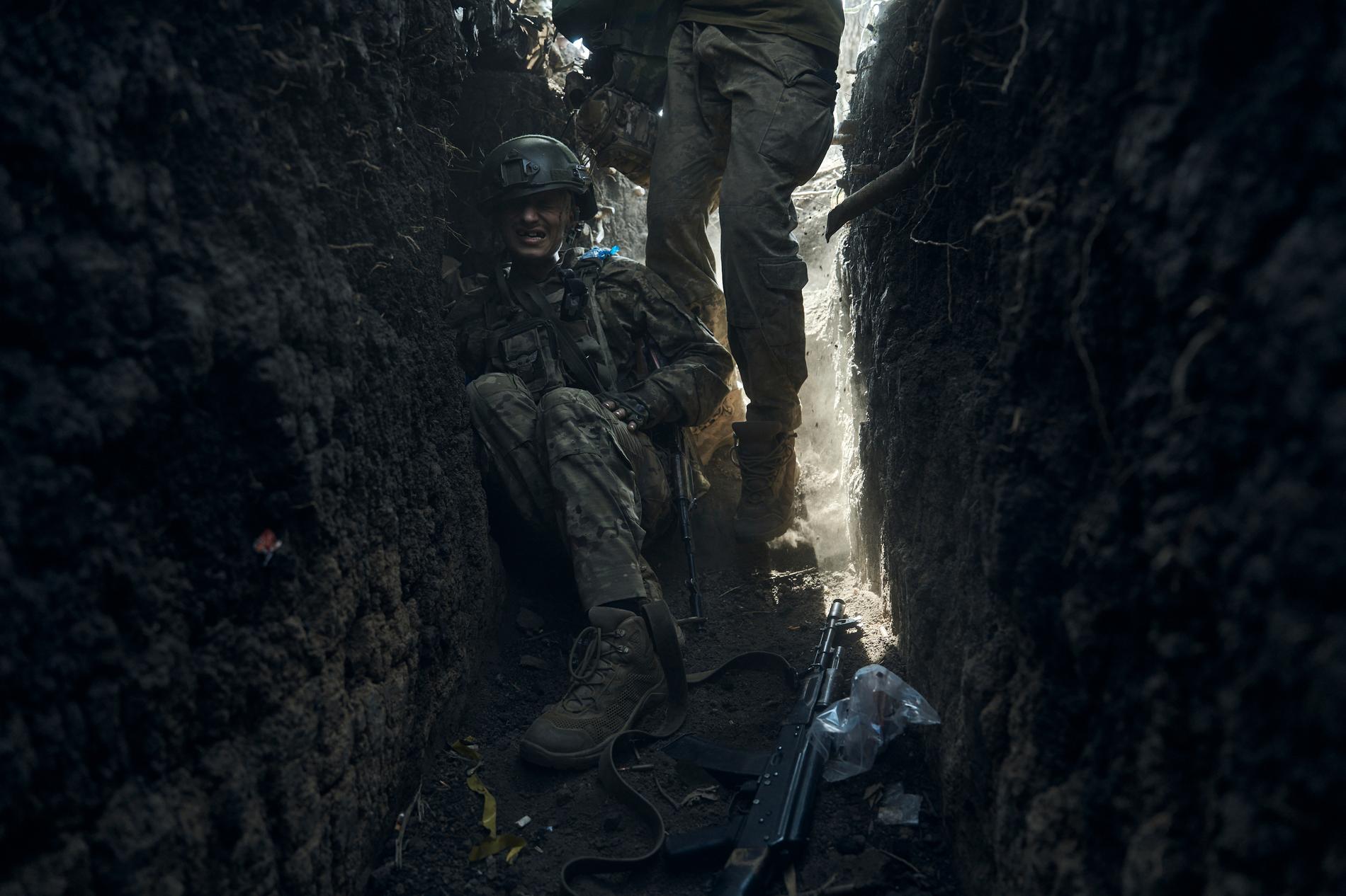 Ukrainska soldater i en skyttegrav i närheten av Bakhmut. 