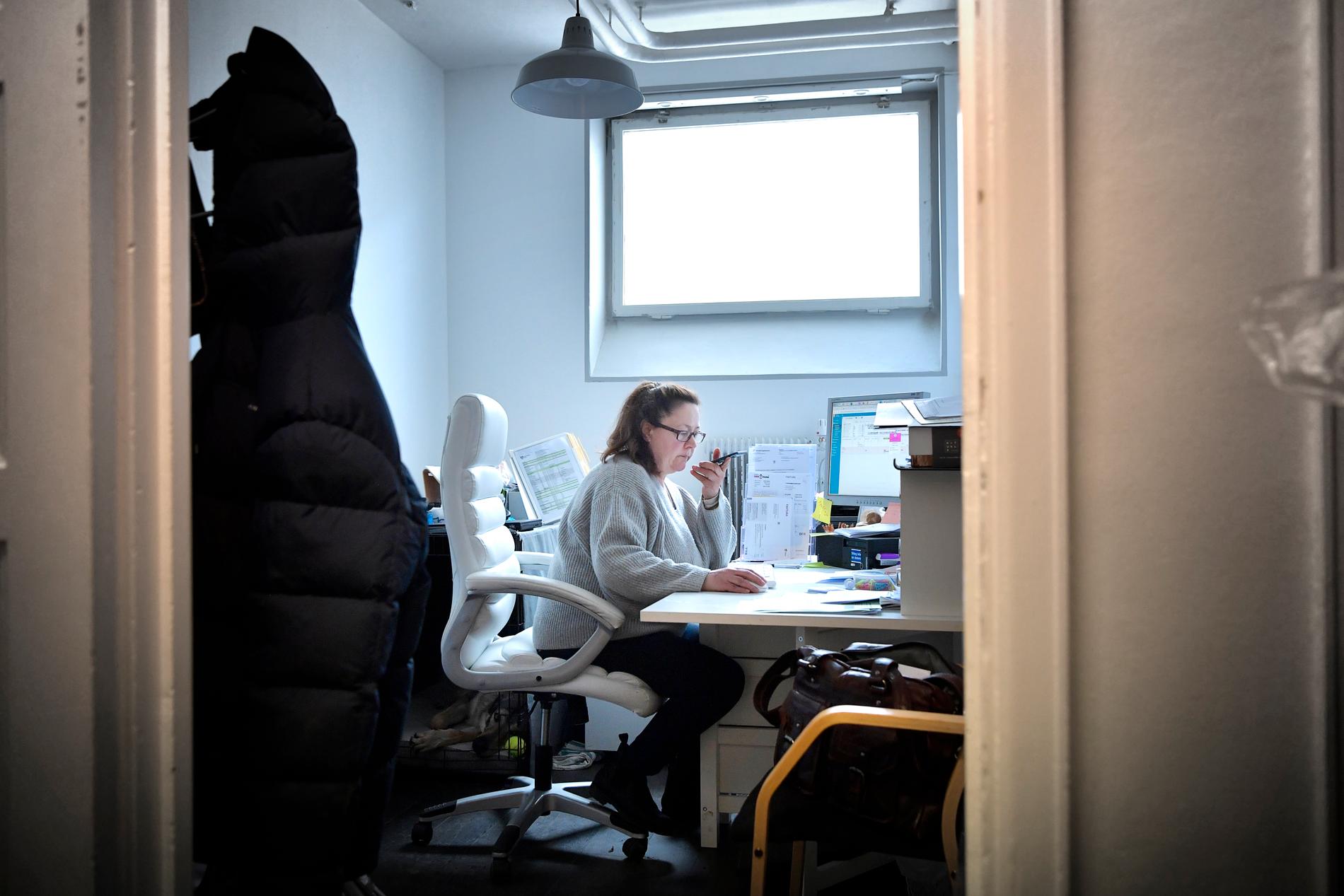 Det är bråda dagar för Anita Gerencsér som driver Adonis Omsorg i Stockholm. ”Min samordnare är sjuk så jag får försöka få ihop schemat för personalen”, säger hon.
