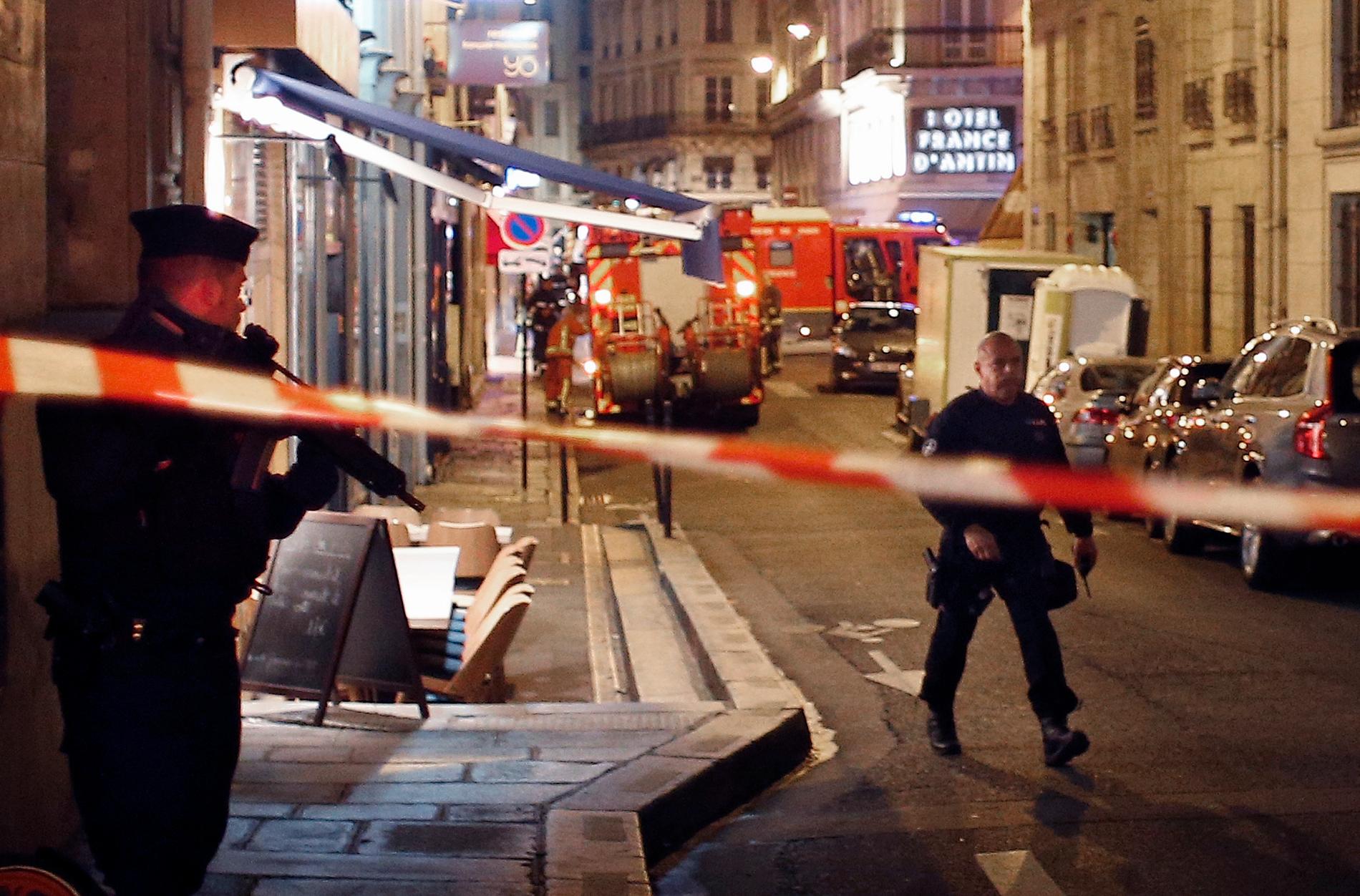 Polis vid platsen för för knivattacken i Paris på lördagskvällen.
