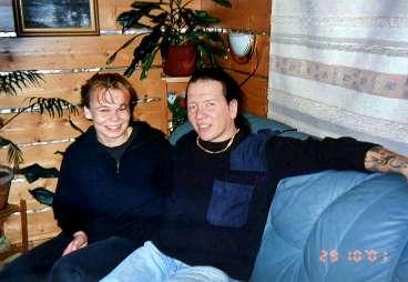 Minna Huttunen och Juha Valjakkala i Pyhäseläfängelset i Joensuu i Karelen i östra Finland. Där arbetade de sida vid sida i tvätteriet och där växte drömmen om ett nytt liv fram. Drömmen handlade om att skaffa barn och jobb. Helst av allt skulle detta ske i Danmark. 2002 rymde de tillsammans men resan för två av Finlands värsta brottslingar slutade i norrbottniska Långträsk.