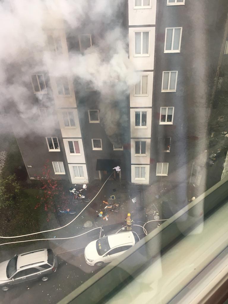 En lägenhet i Solberga söder om Stockholm har satts i brand. 