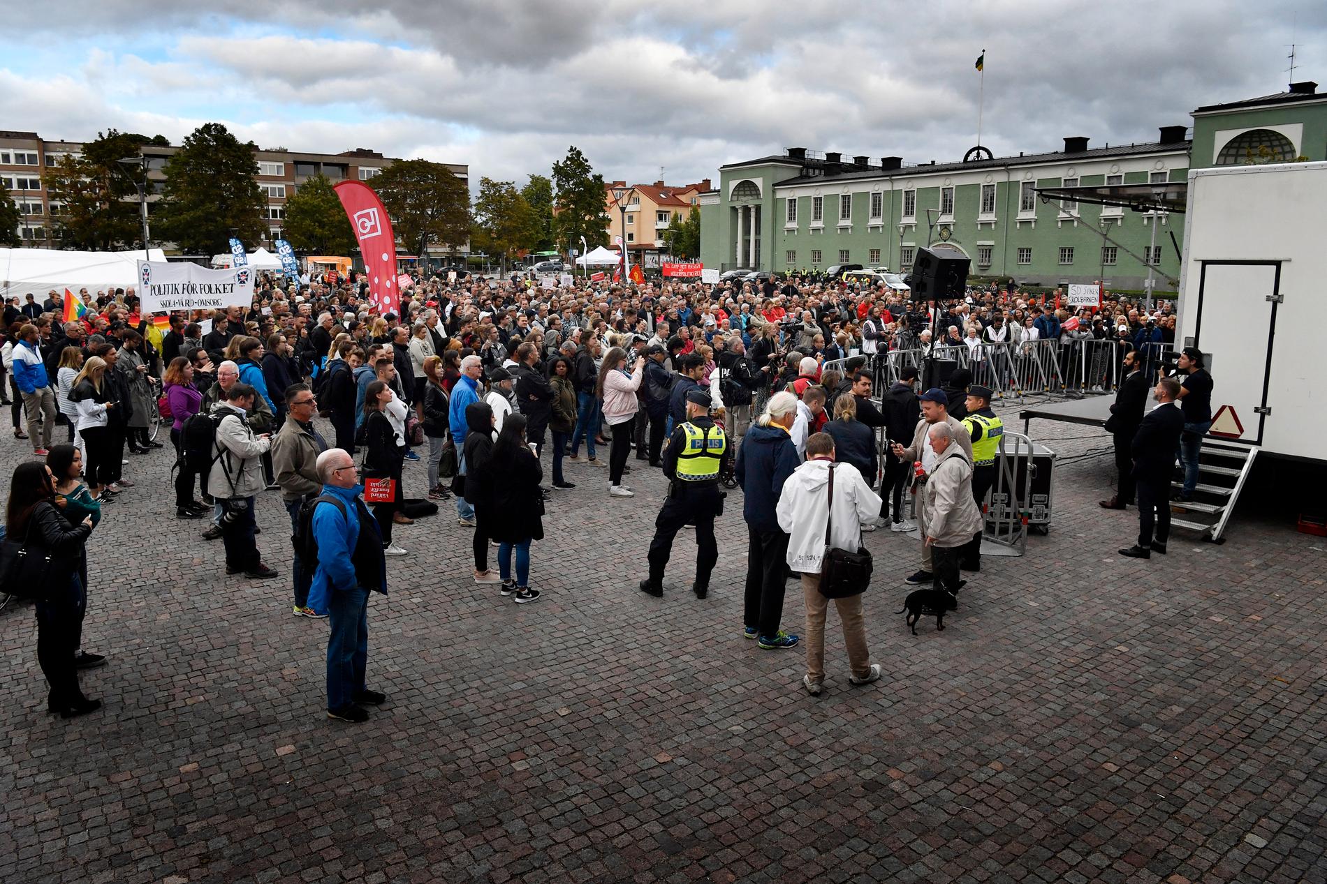 Sverigedemokraternas partiledare Jimmie Åkesson och civilminister Ardalan Shekarabi debatterar på Vaksala torg i Uppsala.