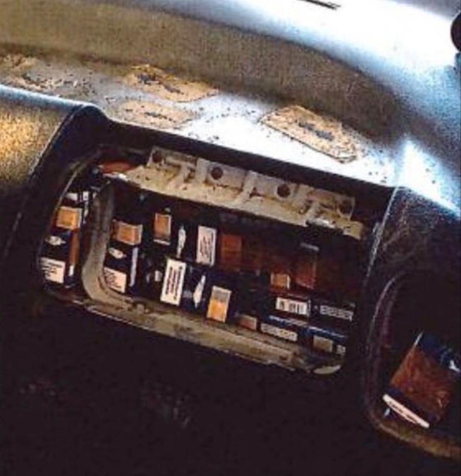 150 liter sprit och cirka 24 000 cigaretter hittades gömda i olika lönnfack i bilen. 