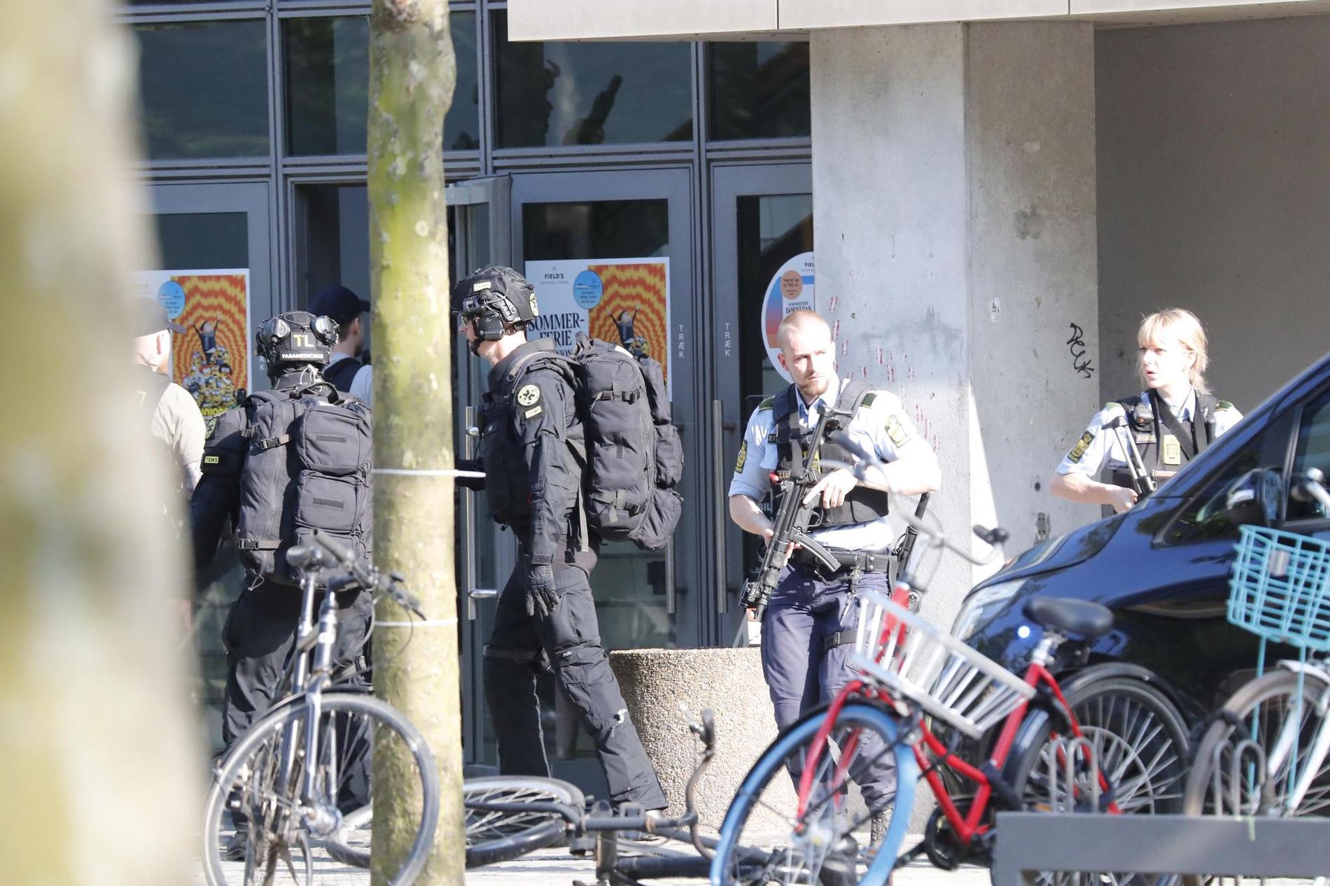 Poliser med förstärkningsvapen är på plats vid köpcentret i Köpenhamn där skottlossning uppges ha ägt rum.